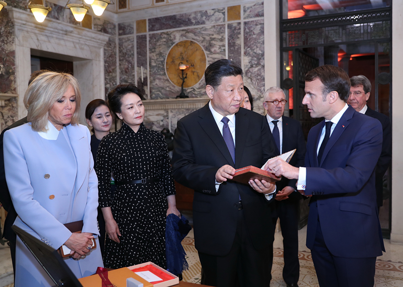 2019年3月24日，習(xí)近平在法國尼斯會(huì)見法國總統(tǒng)馬克龍。會(huì)見前，馬克龍向習(xí)近平贈(zèng)送1688年法國出版的首部《論語導(dǎo)讀》法文版原著。