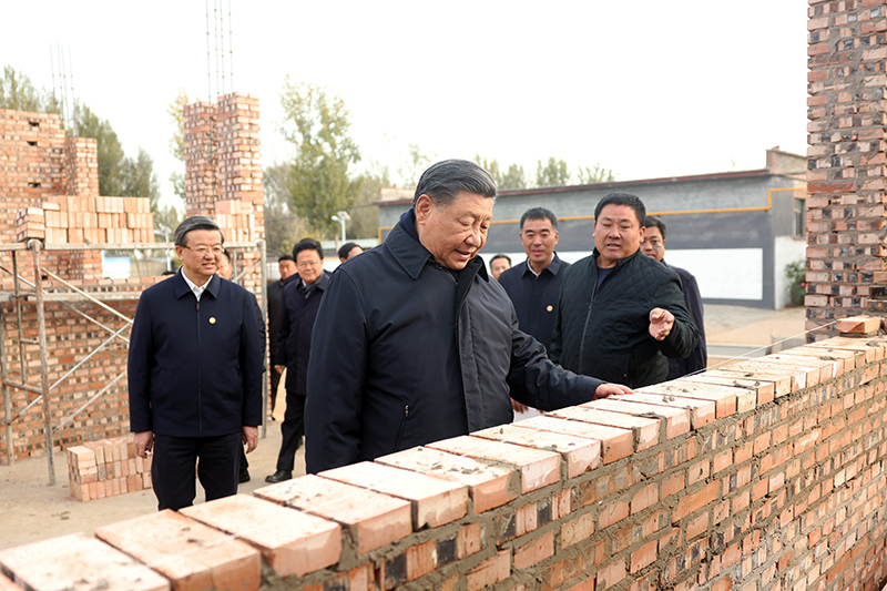 2023年11月10日，習(xí)近平總書記在河北保定涿州市刁窩鎮(zhèn)萬全莊村房屋重建施工現(xiàn)場考察。
