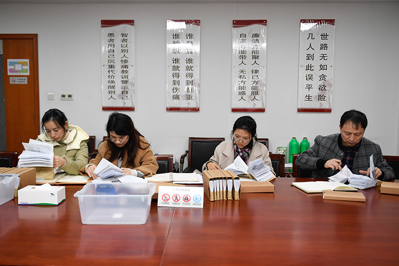 2020年1月8日，浙江寧波市北侖區(qū)紀委工作人員在檢查北侖區(qū)大數(shù)據(jù)發(fā)展管理中心2019年的公款消費票據(jù)，查找是否存在違規(guī)問題。