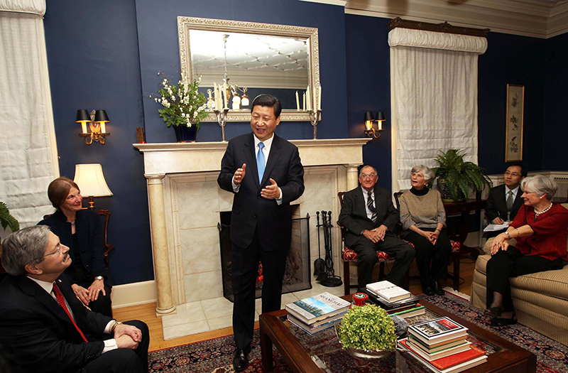 習(xí)近平2012年訪美時(shí)與老朋友敘舊場景。