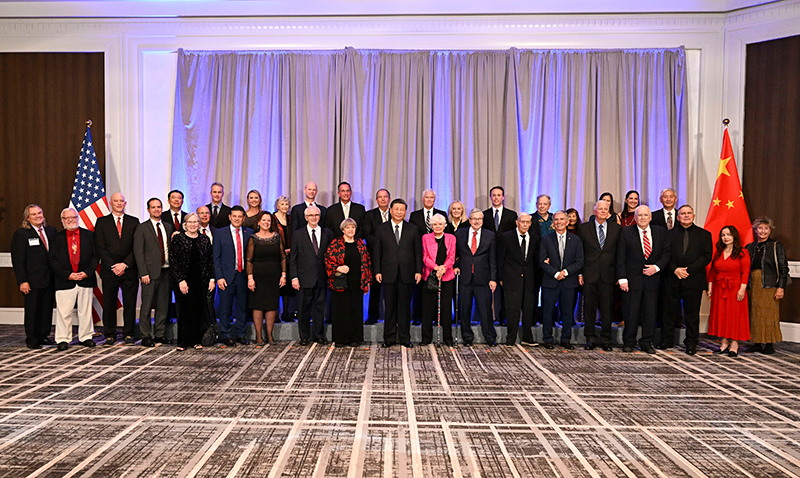 這是美國友好團(tuán)體聯(lián)合歡迎宴會(huì)開始前，習(xí)近平主席會(huì)見飛虎隊(duì)和史迪威將軍后人、鼓嶺、艾奧瓦州、華盛頓州等方面友好人士代表，同他們親切交談并合影留念。